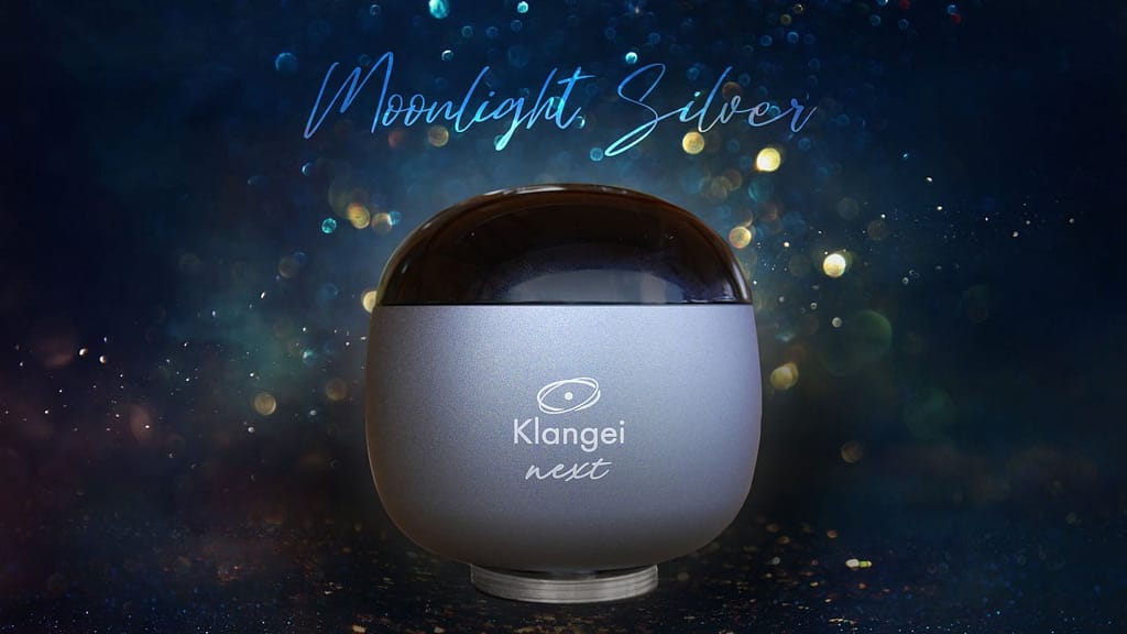 Moonlight Silver erinnert uns an Klarheit und weckt die gefühlvolle Kraft in uns. Beide haben wir mit einer edlen Piano Black Haube versehen.